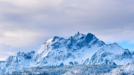 Malerische Ansicht des schneebedeckten Berges Pilatus gegen den Himmel