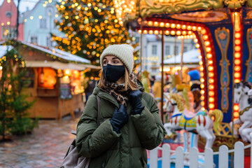 Obraz na płótnie Canvas Woman in face mask on Christmas market in Tallinn, Estonia
