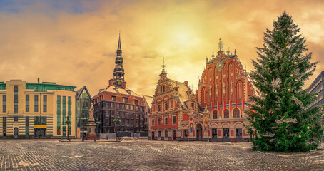 Fototapeta premium Town Hall square with House of the Blackheads and Christmas tree during sunset in winter, old town Riga, Latvia