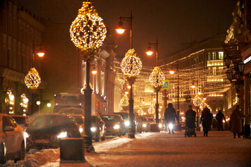 Fototapeta premium Moscow, Russia. Desember 25 2020: Central streets of Moscow New Year's and Christmas Eve. Snowfall in Moscow.