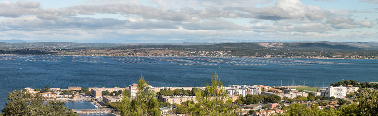 Fototapeta na wymiar Panorama de la ville de Sète et de l'étang de Thau