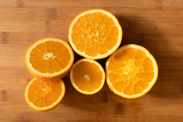 Fruta de naranja lista para un zumo de desayuno