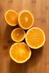 Fruta de naranja lista para un zumo de desayuno