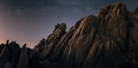 fotografia nocturna de estrellas en la montaña 