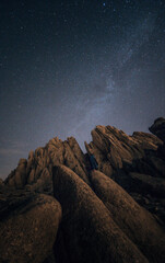 fotografia nocturna de estrellas en la montaña 