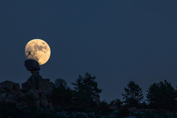 Escalador en la montaña con la luna llena 