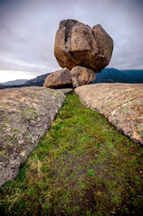 roca en equilibrio en la montaña