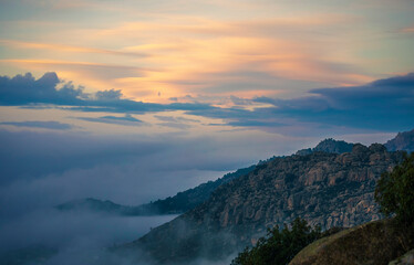 Fototapeta na wymiar Mar de nubes en la montaña al amanecer 