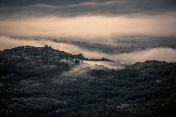 Obraz premium Mar de nubes en la montaña al amanecer 
