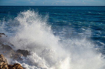 Fototapeta na wymiar Mer déchaînée à la pointe Rabau-Capeù à Nice en France en hiver