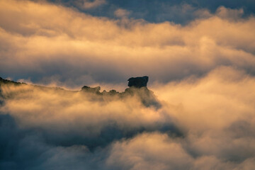Mar de nubes en la montaña al amanecer 