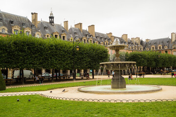 Fototapeta premium Place des Vosges fountain in Paris