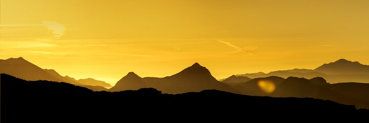Goldener Sonnenaufgang über Berggipfeln