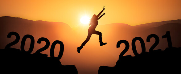 Jahreswechsel von 2020 zu 2021 mit Jahreszahl auf einem Berggipfel