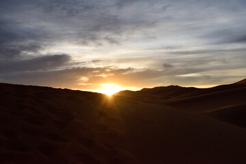 Fototapeta na wymiar サハラ砂漠の朝日