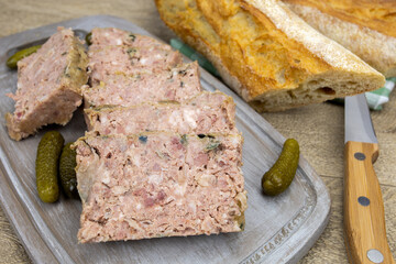tranche de pâté dans une planche à découper