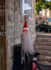 Obraz premium Santa Claus face as decoration for Christmas celebration in the shops on Khuri Street in the Haifa city in northern Israel