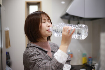 水を飲む女性
