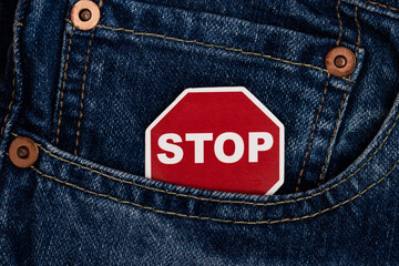 Stoppschild in einer Hosentasche