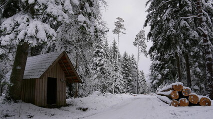 Winterwandern vorbei an einer Schutzhütte