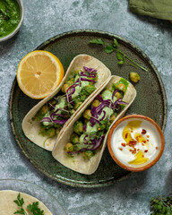Healthy chickpeas fajitas with yoghurt sauce