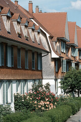 Fototapeta na wymiar Fassade eines Mehrfamilien-Wohnhauses in Konstanz-Paradies.