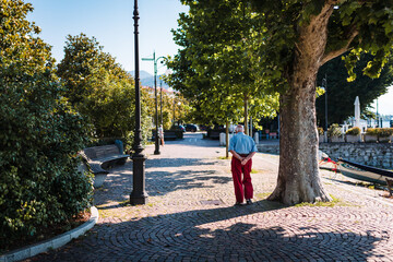 Naklejka premium Elderly walking along the Intra lakefront