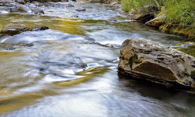Caída de agua cristalina en Vall d'Aran 