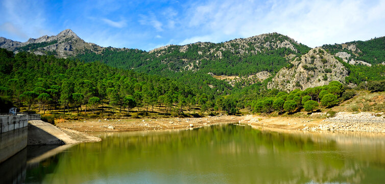 Embalse del Fresnillo, Parque Natural Sierra de Grazalema, provincia de C&aacute;diz, Espa&ntilde;a