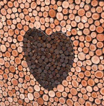 catasta di legna con cuore  cuore legno legba