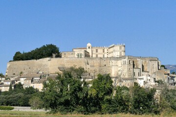 Fototapeta na wymiar Le château dominant le village de Grignan