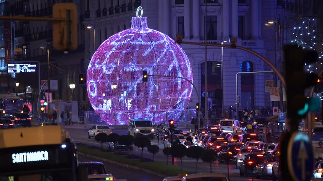 Bola de Navidad en la calle Gran Vía con la calle Alcalá