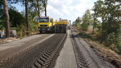 Roboty na drodze. Wykonanie podbudowy. © WalDec