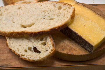 Queso francés y pan sobre una tabla de madera