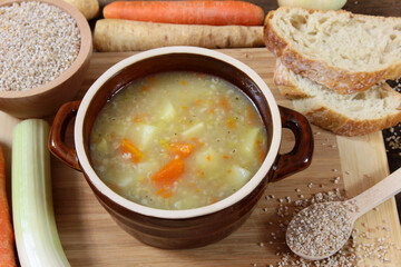 Krupnik - tradycyjna polska zupa z kaszą jęczmienną i warzywami