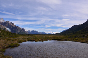 See und Berge im Herbst im Nationalpark Torres del Paine in Patagonien.