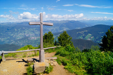 Fototapeta na wymiar The Goller Cross in front of the fantastic alpine panorama at Alpe di Siusi, Italy.