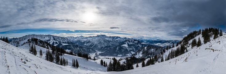 Fototapeta na wymiar Winterpanorama der Allgäuer Berge über der Ortschaft Hindelang vom Spieser aus betrachtet