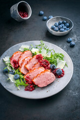 Modern Style Gourmet Entenbrust Filet mit Rucola Salat und Preiselbeeren Relish serviert als...
