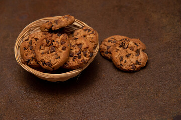 Galletas con pepitas de chocolate en una bol de mimbre 