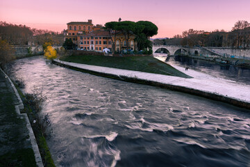 il tramonto sull'isola tiberina ed il fiume tevere, con stormi di uccelli nel cielo