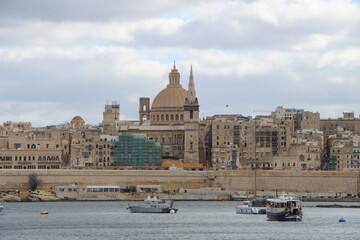 Fototapeta na wymiar La Valette du ferry depuis Sliema, Malte