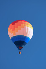 Practice the sport of ballooning in the skies of Brasilia, with multicolored balloons.