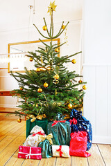 Weihnachtsbaum mit Geschenken umweltfreundlich verpackt