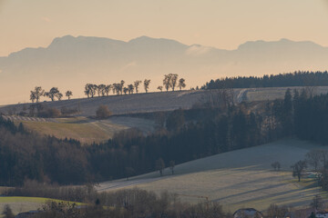 Hügellandschaft in Oberösterreich im Winter