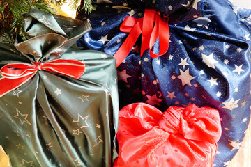 Geschenke umweltfreundlich in Stoff verpackt