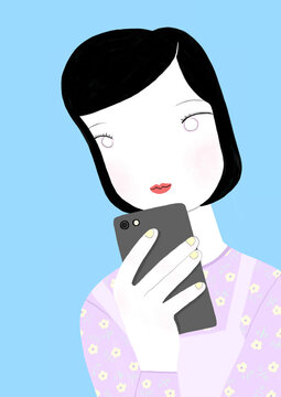 携帯を微笑んで見る女の子