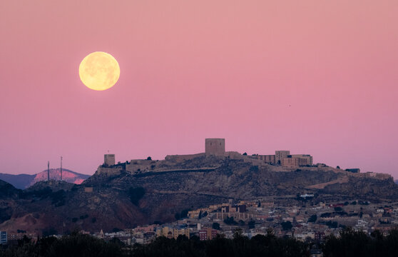 Luna llena sobre el castillo de Lorca - Murcia, Espa&ntilde;a