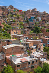 casas típicas de ladrillos en una comuna de Medellín, Colombia