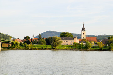 Fototapeta na wymiar Rzeka i kościół 